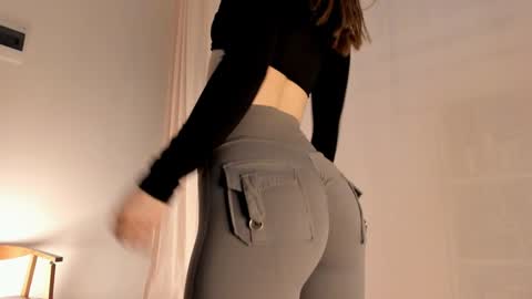 Snapshot of hee_jeen chatting on 02-26-25, 02:25 Jeen online show from 02-26-25, 02:25