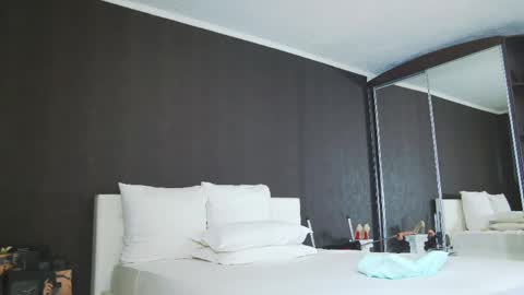 Snapshot of hefner_girl chatting on 05-19-26, 05:47 Helen online show from 05-19-26, 05:47