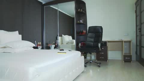 Snapshot of hefner_girl chatting on 05-21-26, 05:14 Helen online show from 05-21-26, 05:14