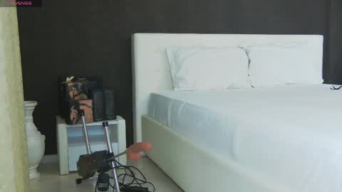 Snapshot of hefner_girl chatting on 06-08-26, 03:18 Helen online show from 06-08-26, 03:18