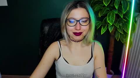 Snapshot of heidi_pleasure chatting on 12-23-25, 05:38 Heidi online show from 12-23-25, 05:38