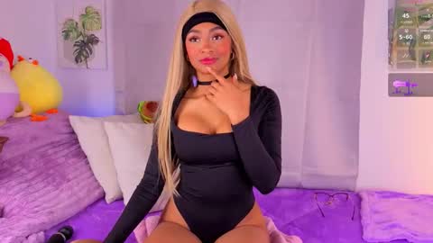 Snapshot of heily_fox chatting on 11-15-25, 06:22 HEILY online show from 11-15-25, 06:22