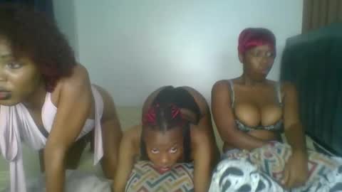 Snapshot of heilybunny chatting on 04-17-26, 11:19 heilybunny online show from 04-17-26, 11:19