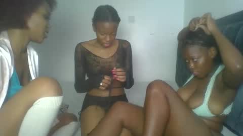 Snapshot of heilybunny chatting on 04-22-26, 03:42 heilybunny online show from 04-22-26, 03:42