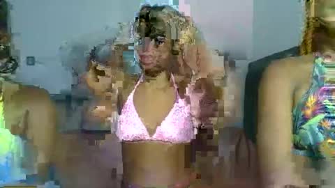 Snapshot of heilybunny chatting on 05-18-26, 07:25 heilybunny online show from 05-18-26, 07:25