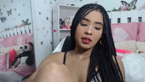 Snapshot of hela_sexy_xx chatting on 12-22-25, 01:02 hella online show from 12-22-25, 01:02