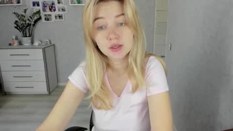 Snapshot of helen_angel_girl chatting on 10-14-25, 06:03 Helen sven online show from 10-14-25, 06:03