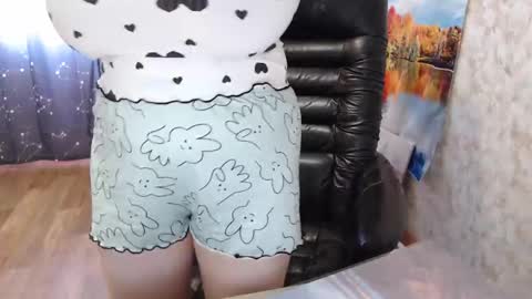 Snapshot of helen_bee chatting on 09-25-25, 07:23 Tanya online show from 09-25-25, 07:23