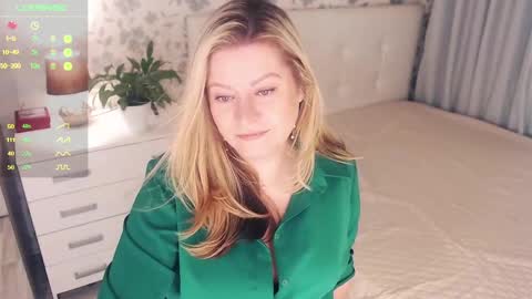 Snapshot of helenbonham chatting on 01-11-25, 04:48 Helena Bonham online show from 01-11-25, 04:48