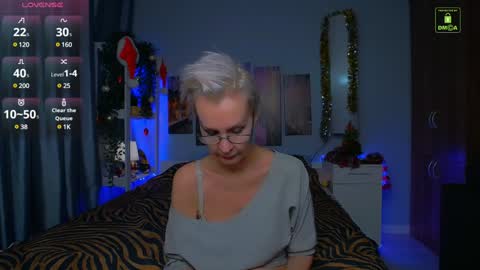 Snapshot of helgahimmele chatting on 12-28-24, 10:44 Helga online show from 12-28-24, 10:44