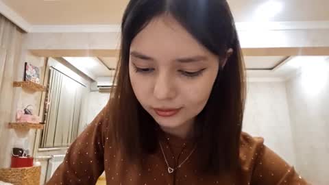 Snapshot of helgakraszewski chatting on 09-19-25, 07:25 Alice online show from 09-19-25, 07:25