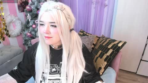 Snapshot of hell_fairy chatting on 12-04-24, 01:03 Laura online show from 12-04-24, 01:03