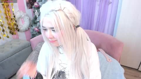 Snapshot of hell_fairy chatting on 12-05-24, 06:32 Laura online show from 12-05-24, 06:32