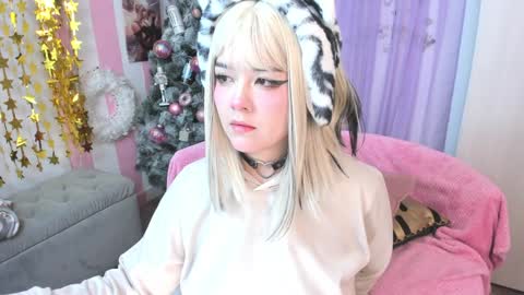 Snapshot of hell_fairy chatting on 12-11-24, 02:09 Laura online show from 12-11-24, 02:09