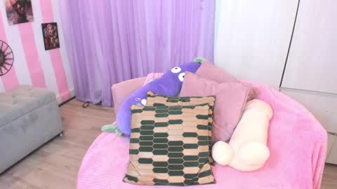 Snapshot of hell_fairy chatting on 09-28-25, 03:34 Laura online show from 09-28-25, 03:34