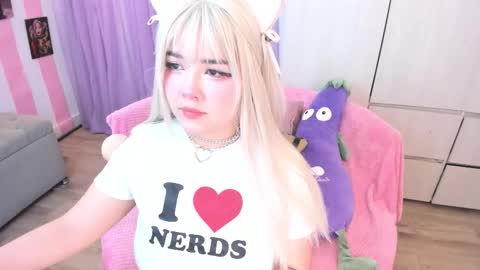 Snapshot of hell_fairy chatting on 10-04-25, 05:27 Laura online show from 10-04-25, 05:27