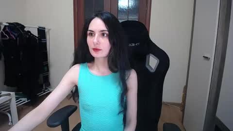 Snapshot of hella_helen chatting on 05-19-26, 04:13 Helen online show from 05-19-26, 04:13