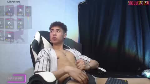 Snapshot of hellcat_xx chatting on 10-10-25, 12:42 CROW online show from 10-10-25, 12:42