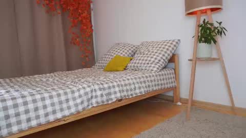 Snapshot of hello_taya chatting on 10-06-25, 10:40 Taya online show from 10-06-25, 10:40