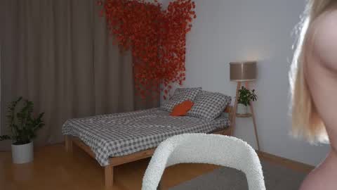 Snapshot of hello_taya chatting on 10-08-25, 10:51 Taya online show from 10-08-25, 10:51