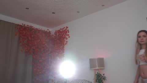 Snapshot of hello_taya chatting on 10-12-25, 12:31 Taya online show from 10-12-25, 12:31