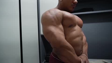 Snapshot of henrimusclee chatting on 11-27-25, 12:13 Henri online show from 11-27-25, 12:13