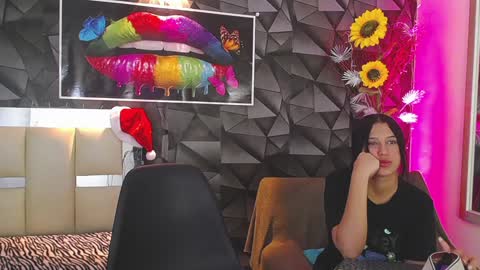 Snapshot of hera_divine chatting on 12-13-24, 11:50 HERA online show from 12-13-24, 11:50