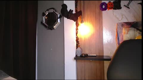 Snapshot of hera_divine chatting on 10-20-25, 10:21 HERA online show from 10-20-25, 10:21