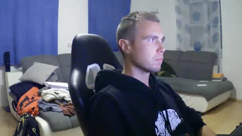 Snapshot of herbstenden chatting on 09-24-25, 07:28 John Pearl online show from 09-24-25, 07:28