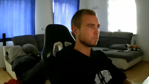 Snapshot of herbstenden chatting on 10-10-25, 10:03 John Pearl online show from 10-10-25, 10:03