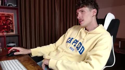 Snapshot of hercules__ chatting on 11-17-25, 01:22 Gregblonde Alextattoo online show from 11-17-25, 01:22