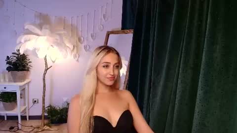 Snapshot of here_wego_again_ chatting on 06-22-26, 03:36 Elise online show from 06-22-26, 03:36