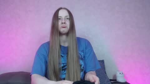 Snapshot of hesssa chatting on 02-09-25, 02:40 Hesssa Prime time The broadcasts start at 3am and 3 pm London time online show from 02-09-25, 02:40