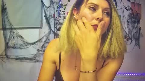 Hestesiaxx online show from 10-16-25, 02:12