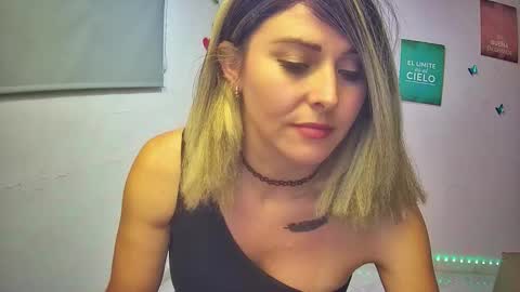 Hestesiaxx online show from 11-18-25, 01:44