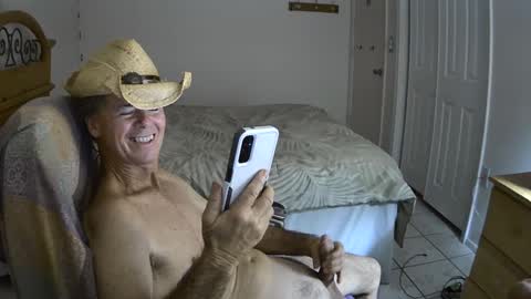 Snapshot of hewes1 chatting on 02-12-25, 08:27 hewes1 online show from 02-12-25, 08:27