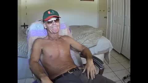 Snapshot of hewes1 chatting on 11-17-25, 08:36 hewes1 online show from 11-17-25, 08:36