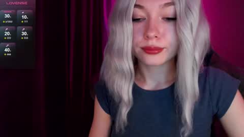 Snapshot of hey_nora_ chatting on 12-17-24, 11:38 Nora online show from 12-17-24, 11:38