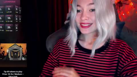 Snapshot of hey_nora_ chatting on 11-01-25, 12:18 Nora online show from 11-01-25, 12:18