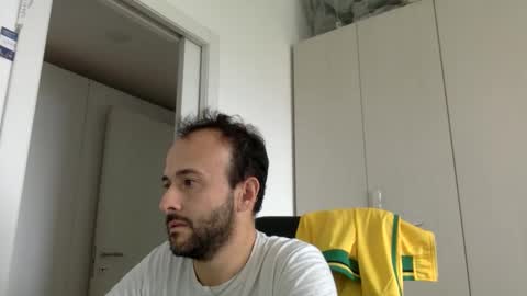 Snapshot of hhombre chatting on 09-26-25, 12:31 hhombre online show from 09-26-25, 12:31