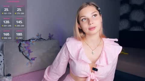 Snapshot of hidden_charm chatting on 09-19-25, 03:13 Elizabeth online show from 09-19-25, 03:13