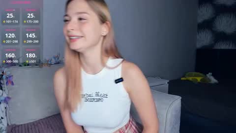 Snapshot of hidden_charm chatting on 10-06-25, 04:15 Elizabeth online show from 10-06-25, 04:15