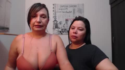 Snapshot of hidden_tinna chatting on 10-29-25, 10:39 Tinna online show from 10-29-25, 10:39