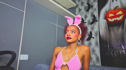 Snapshot of hillary_banks__ chatting on 10-29-25, 06:26 Hillary online show from 10-29-25, 06:26