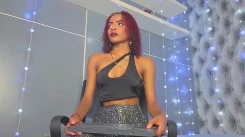 Snapshot of hillary_banks__ chatting on 11-30-25, 07:01 Hillary online show from 11-30-25, 07:01