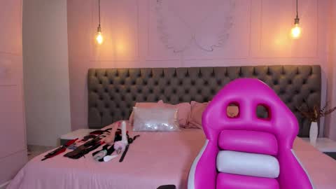 Snapshot of hillary_bigbutt chatting on 02-19-26, 03:46 Hillary online show from 02-19-26, 03:46