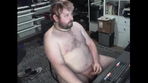 Snapshot of hipguy91 chatting on 12-17-25, 05:24 hipguy91 online show from 12-17-25, 05:24