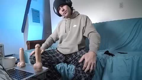 Snapshot of hippiezen chatting on 02-08-25, 06:22 Hippie Jijm online show from 02-08-25, 06:22