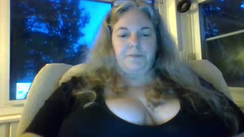 hippysnewhere online show from 06-18-26, 09:14