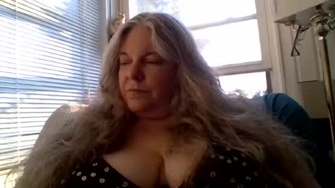 hippysnewhere online show from 06-21-26, 10:18